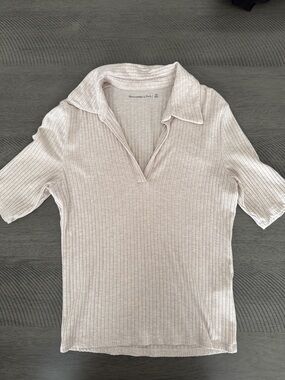 Abercrombie & Fitch Ribbed V‑Neck Polo Top - Beige